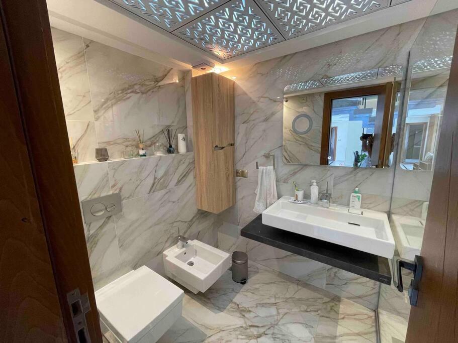 Royale Duplexe Pleine Centre Tanger Apartman Kültér fotó