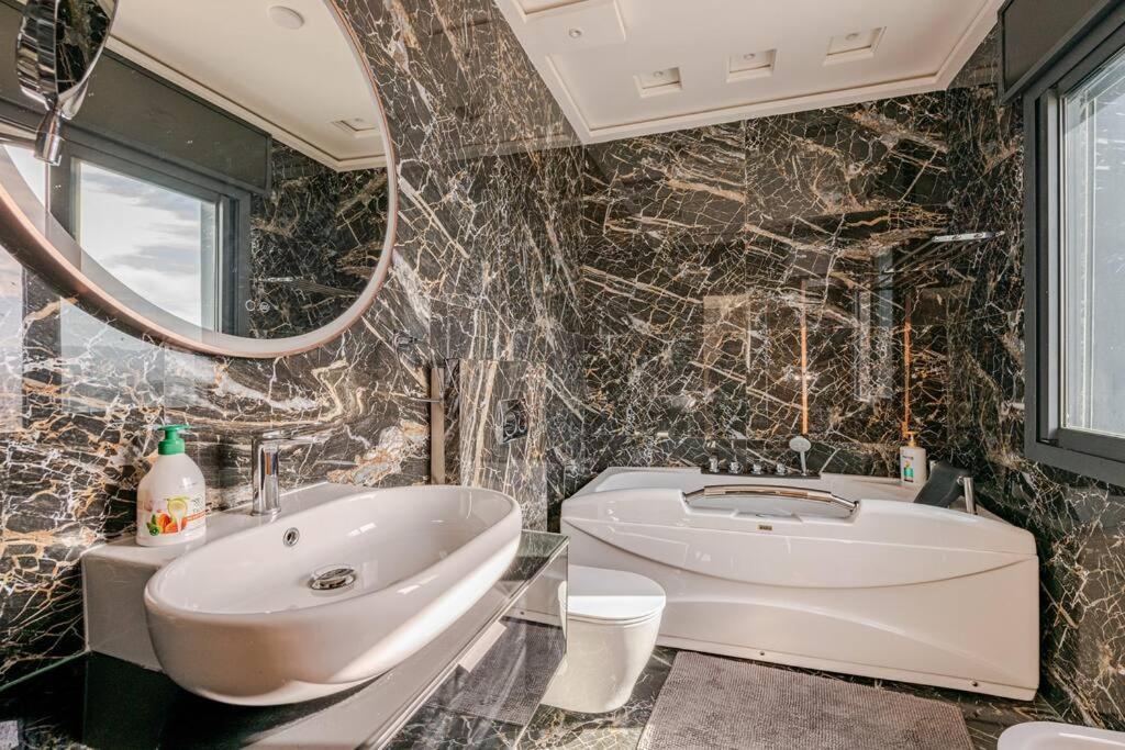 Royale Duplexe Pleine Centre Tanger Apartman Kültér fotó